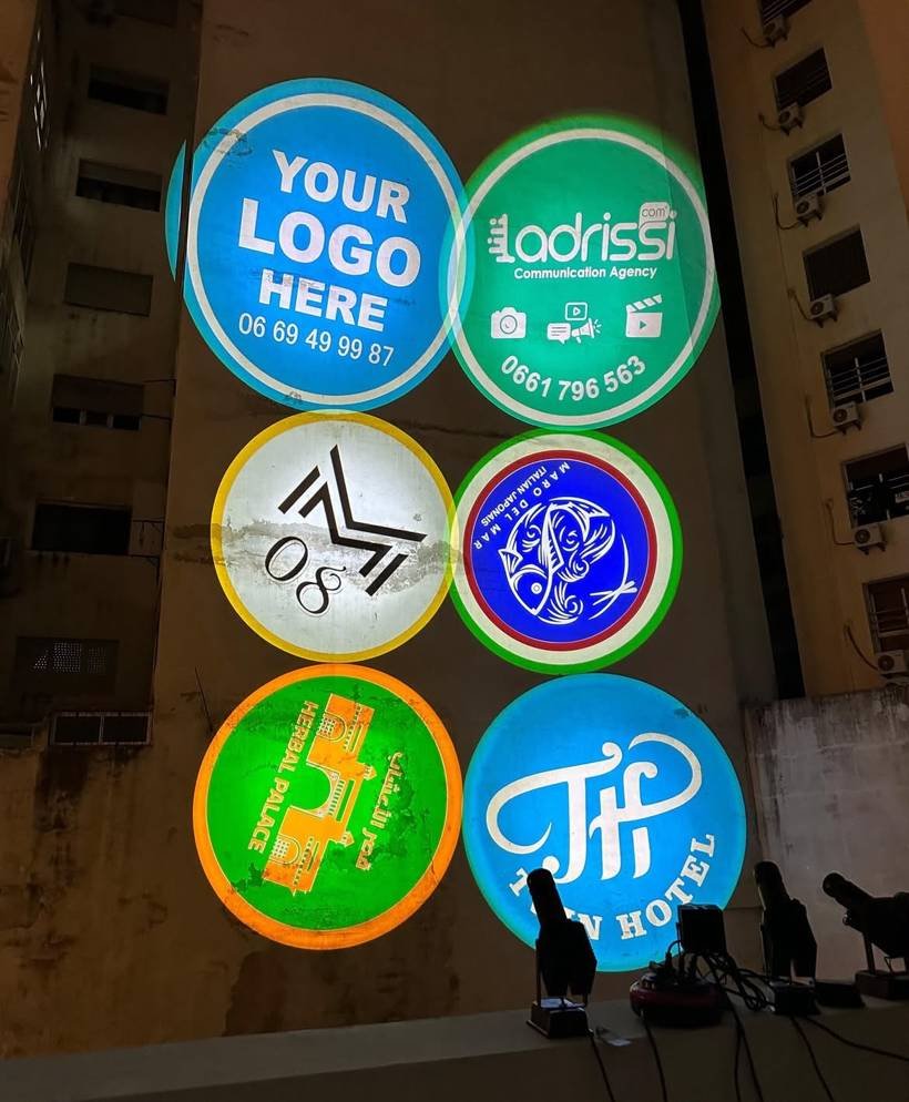 Logos de clients projetés sur un mur